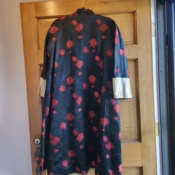 Chinese Reversible Robe Black with Red Details - Picture 7 of 10